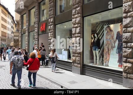 FLORENCE, ITALIE - 1 mai 2015 : Les gens visiter les boutiques de Florence, en Italie. L'Italie est visité par 47,7 millions de touristes par an (2013). Banque D'Images