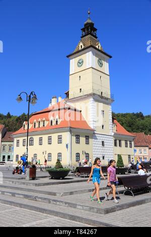 BRASOV, Roumanie - 21 août 2012 : les touristes à flâner place principale de Brasov, Roumanie. Brasov est une destination touristique populaire avec 581 983 arrivées en Banque D'Images