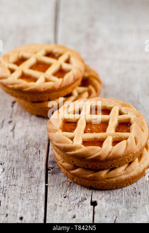 Tartes fraîchement cuit au four avec de la marmelade ou confiture d'abricot sur le fond de la table en bois rustique. Banque D'Images