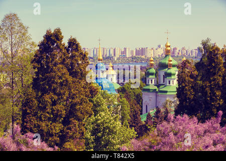 Avis de Vydubychi Monastery et la rive gauche de la ville de Kiev, Ukraine, l'Europe Banque D'Images