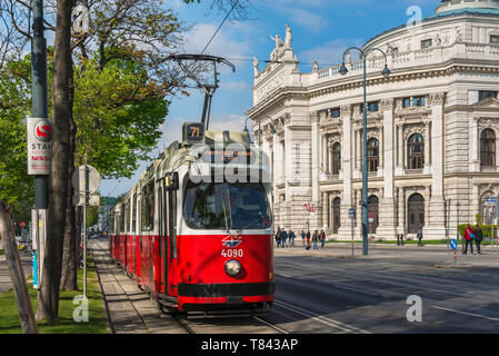 Vienne Ringstrasse, vue d'un tramway sur la Ringstrasse dans le centre de Vienne avec le bâtiment du théâtre national (Burgtheater) dans l'arrière-plan, en Autriche. Banque D'Images