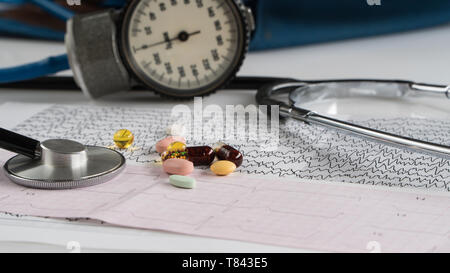 Stéthoscope médical avec ecg et tonomètre sur fond clair Banque D'Images