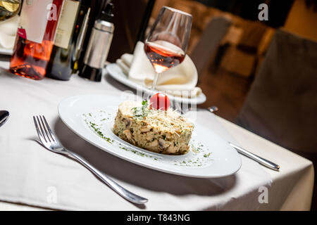 Risotto avec verre de vin blanc servi à table au restaurant Banque D'Images