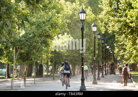 Santiago, Region Metropolitana, Chile - Personnes équitation location dans le parc Forestal, le parc urbain plus traditionnels de la ville. Banque D'Images