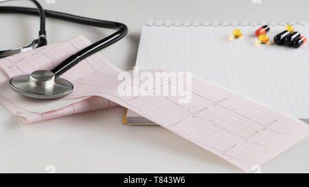 Stéthoscope médical avec des comprimés et le tonomètre surface blanche. prescription médicale. Banque D'Images