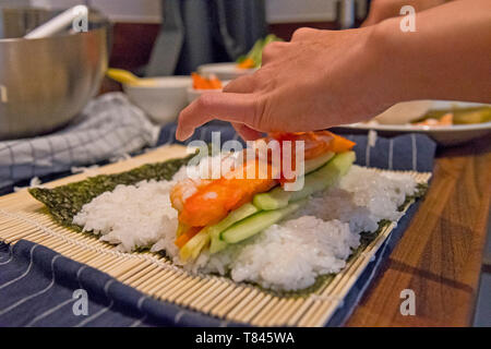 Une femme fait des sushis à la maison dans un appartement à Londres le 14, mai 2019. Banque D'Images