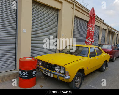 Nicosie, Chypre - 19 janvier, 2019 : Un classique Ford Cortina jaune marque TC III voiture est garée dans une ruelle dans la vieille ville de Nicosie, Chypre Banque D'Images