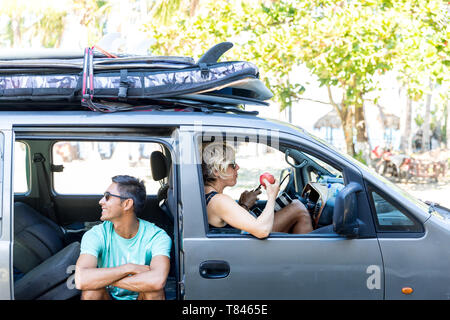 Amis aller sur le surf trip, Pagudpud, Ilocos Norte, Philippines Banque D'Images