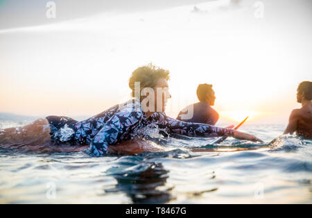 Vol à surfer en mer au coucher du soleil, Pagudpud, Ilocos Norte, Philippines Banque D'Images