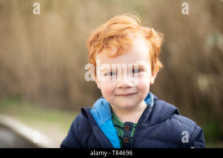 Portrait de jeune garçon aux cheveux rouges Banque D'Images