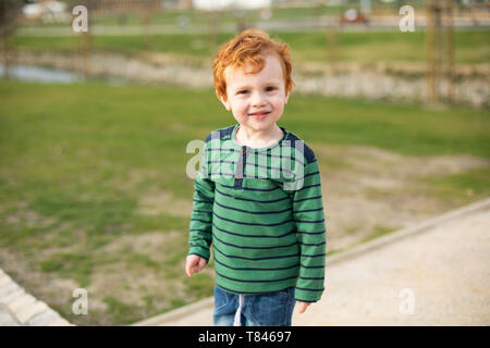 Portrait of boy in park Banque D'Images