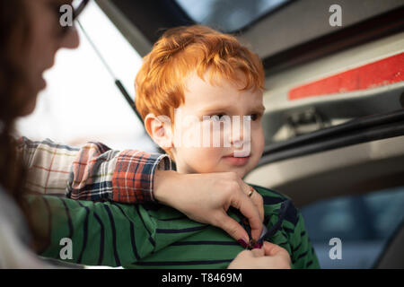 Boy Getting fresh changement de vêtements au démarrage de voiture Banque D'Images