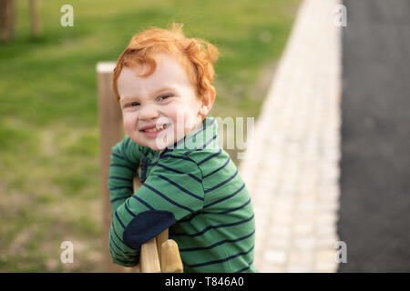 Portrait of boy in park Banque D'Images