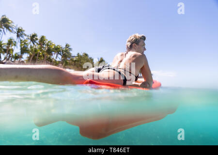 En mer, voile surfeur Pagudpud, Ilocos Norte, Philippines Banque D'Images