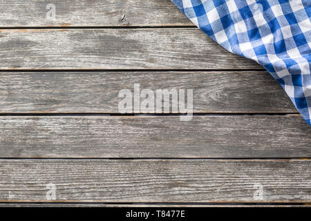 Checketed sur nappe blanche bleu table de cuisine en bois - haut de la Banque D'Images