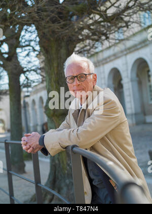 Man leaning against imperméable rampes ville, Copenhague, Hovedstaden, Danemark Banque D'Images