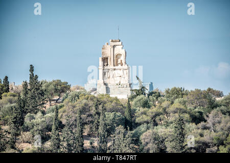 ATHÈNES, Grèce — L'ancienne Acropole se dresse au sommet de sa colline rocheuse, dominant l'horizon d'Athènes, Grèce. Le Parthénon, avec ses colonnes et frontaux emblématiques, est la pièce maîtresse de ce site classé au patrimoine mondial de l’UNESCO. Entourée d'autres structures classiques, dont l'Érechthéion et le Temple d'Athéna Nike, cette citadelle du 5ème siècle avant notre ère incarne la gloire de la civilisation et de l'architecture grecques anciennes. Banque D'Images