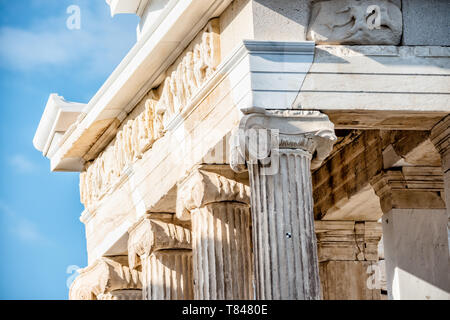 Acropole colonnes ioniques grecques antiques architecture Athènes Grèce / ATHÈNES, Grèce — des colonnes ioniques complexes et une frise sculptée d'une structure ancienne sur l'Acropole sont vues en détail, appartenant très probablement à l'Erechthéion ou au Temple d'Athéna Nike. Les deux temples sont des exemples raffinés de l'ordre ionique, contrairement aux colonnes doriques du Parthénon voisin. L'Acropole, site classé au patrimoine mondial de l'UNESCO, est une citadelle rocheuse qui domine l'horizon d'Athènes depuis le 5ème siècle av. J.-C. Banque D'Images