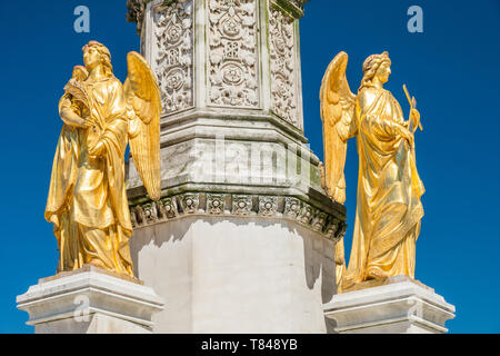 Mary colonne avec les anges d'or en face de statues dans la cathédrale de Zagreb, Croatie, ciel bleu Banque D'Images