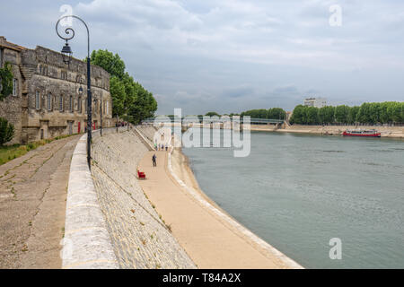 Arles,provence,France - 03 juin 2017 : Peaple marcher le long des rives du Rhône. Portrait of boy musée Réattu surplombant le Rhône et la rive, promenade Banque D'Images