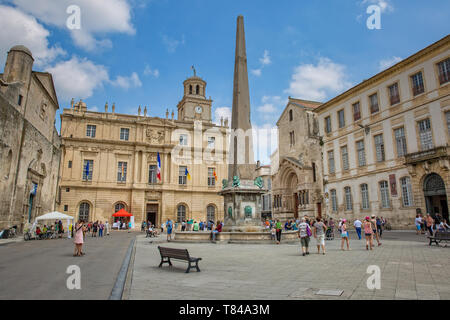 Arles, Provence, France - jun 03 2017 : Les gens qui marchent à la place de la République à Arles. Avis sur l'Hôtel de Ville, l'Obélisque et de l'église de Saint-Trophime Banque D'Images