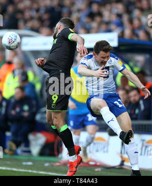 Forest Green Rovers' Christian Doidge (à gauche) et Tranmere Rovers' Connor Jennings bataille pour la balle durant le ciel, deux Ligue Pari Play-Off, premier match à jambe Prenton Park, Tranmere. Banque D'Images