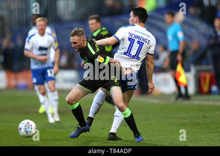 Forest Green Rovers' Carl Winchester (à gauche) et Tranmere Rovers' Connor Jennings au cours de la Ligue, deux Sky Bet Play-Off, premier match à jambe Prenton Park, Tranmere. Banque D'Images