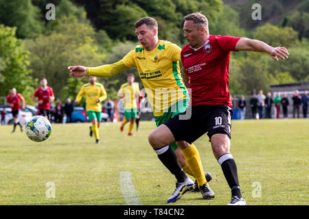 Lee Trundle en action comme Trefelin BGC gagner (promotion de la division 3 avec une victoire 5-1 sur Ynysygerwn à Ynys Park le 10 mai Banque D'Images