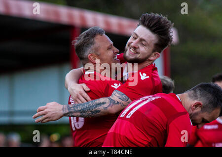 Lee Trundle en action comme Trefelin BGC gagner (promotion de la division 3 avec une victoire 5-1 sur Ynysygerwn à Ynys Park le 10 mai Banque D'Images