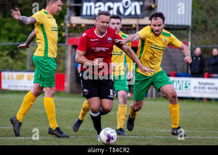 Lee Trundle en action comme Trefelin BGC gagner (promotion de la division 3 avec une victoire 5-1 sur Ynysygerwn à Ynys Park le 10 mai Banque D'Images