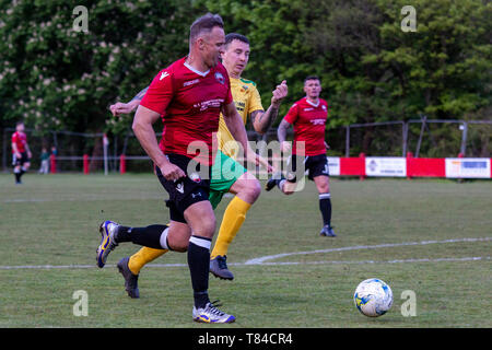 Lee Trundle en action comme Trefelin BGC gagner (promotion de la division 3 avec une victoire 5-1 sur Ynysygerwn à Ynys Park le 10 mai Banque D'Images