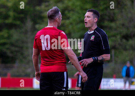 Lee Trundle en action comme Trefelin BGC gagner (promotion de la division 3 avec une victoire 5-1 sur Ynysygerwn à Ynys Park le 10 mai Banque D'Images