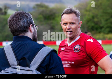 Lee Trundle en action comme Trefelin BGC gagner (promotion de la division 3 avec une victoire 5-1 sur Ynysygerwn à Ynys Park le 10 mai Banque D'Images