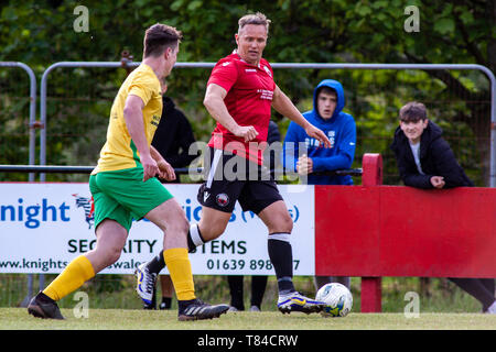 Lee Trundle en action comme Trefelin BGC gagner (promotion de la division 3 avec une victoire 5-1 sur Ynysygerwn à Ynys Park le 10 mai Banque D'Images