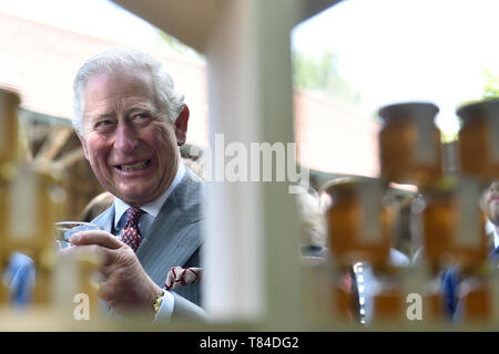 Glonn, Allemagne. 10 mai, 2019. Charles, prince de Galles, visite la ferme biologique Herrmannsdorfer Landwerkstätten et est titulaire d'un verre dans sa main. Credit : Christof Stache/AFP/Piscine/dpa/Alamy Live News Banque D'Images