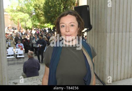 10 mai 2019, l'Italie, Venise : Franciska Zolyom, conservateur, se place en avant du pavillon allemand à la Biennale de Venise 2019 Art. L'exposition internationale d'art débute le 11.05.2019 et prend fin le 24.11.2019. Photo : Felix Hörhager/dpa Banque D'Images