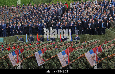 Nis, Serbie. 10 mai, 2019. Les militaires serbes en mars un défilé commémorant la victoire de la Deuxième Guerre mondiale, à Nis, Serbie, le 10 mai 2019. L'infanterie serbe, les parachutistes ainsi que l'air motorisé et échelons supérieurs ont défilé devant des milliers de spectateurs, au sein de la police conjointe et défilé militaire organisé dans la ville de Nis le vendredi pour commémorer la victoire de la Seconde Guerre mondiale. Credit : Nemanja Cabric/Xinhua/Alamy Live News Banque D'Images