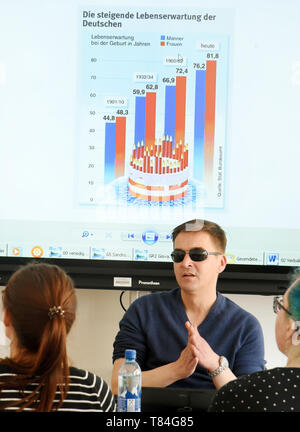 26 avril 2019, Saxe, Leipzig : l'élève aveugle Sebastian Schulze anime un atelier à l'Université de Leipzig pour les enseignants et des personnes intéressées sur le thème 'Design d'obstacles techniques matériel d'étude de l'image description'. Sebastian, maintenant 42, a perdu la vue il y a 14 ans et étudie maintenant les études culturelles. Pendant de nombreuses années, il a été engagé pour les étudiants handicapés et n'entraînent pas d'études. Dans le cadre de l'Arbeitsgemeinschaft barrierefreies Studium, il a développé une liste de contacts avec des points de contact pour les étudiants handicapés. Photo : Waltraud Grubitzsch/dpa-Zentralbild/dpa Banque D'Images