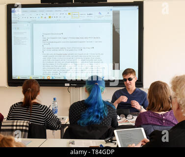 Leipzig, Allemagne. Apr 25, 2019. L'élève aveugle Sebastian Schulze anime un atelier à l'Université de Leipzig pour les enseignants et des personnes intéressées sur le thème 'Design d'obstacles matériels d'étude - techniques de l'image description'. Sebastian étudie les sciences culturelles. Pendant de nombreuses années, il a été engagé pour les étudiants handicapés et n'entraînent pas d'études. Credit : Waltraud Grubitzsch/dpa-Zentralbild/dpa/Alamy Live News Banque D'Images