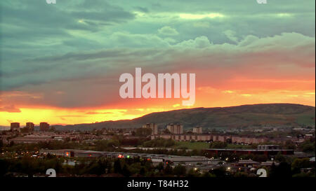 Glasgow, Ecosse, Royaume-Uni. 10 mai, 2019. Météo britannique. De fortes pluies ont éclaté avant le coucher du soleil pour permettre à un intéressant ciel au-dessus de la ville avec un coucher de soleil sur l'orageux kilpatrick Hills et de ses agglomérations, y compris Drumchapel et hardgate sur un jour variable. Credit : Gérard ferry/Alamy Live News Banque D'Images