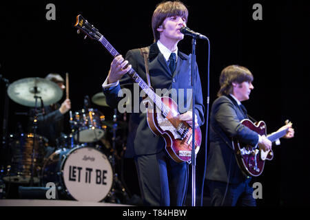 Glasgow, Royaume-Uni. 10 mai 2019. Qu'il soit, la comédie musicale. La célèbre musique des Beatles avec QU'IL SOIT, le spectaculaire nouveau concert à craquer avec plus de 40 des plus grands succès des Beatles ! En direct de l'Ouest, ce tube international show célèbre l'héritage de la world's greatest rock 'n' roll. Revivre la montée fulgurante des Beatles de leurs humbles débuts jusqu'aux hauteurs de Beatlemania avec spectacles de début les voies y compris en mon ame et conscience et elle t'aime ainsi que des méga-hits hier, Hey Jude, se réunir et qu'il soit. Crédit : Colin Fisher/Alamy Live News Banque D'Images