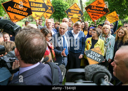 London, UK, UK. 10 mai, 2019. Guy Verhofstadt, le représentant du Parlement de l'UE sur le Leader et Brexit de l'Alliance des Démocrates et des Libéraux pour l'Europe est perçue avec le chef du Parti libéral-démocrate Vince Cable, les Libéraux Démocrates candidats députés et militants du parti duringÂ la prochaine campagne électorale de l'Union européenne.La Grande-Bretagne doit tenir des élections du Parlement européen le 23 mai 2019 ou quitter l'Union européenne avec l'absence d'accord au 1er juin après Brexit a été retardé jusqu'au 31 octobre 2019, en tant que premier ministre, Theresa peut n'a pas réussi à obtenir son Brexit transaction approuvée par le Parlement. ( Banque D'Images