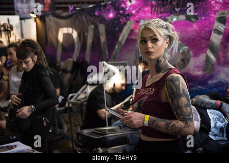 Athènes, Grèce. 10 mai, 2019. Un tatoueur vu pendant le festival.Des milliers d'artistes tatoueurs du monde entier ont pris part au cours de la 13e Convention Internationale de tatouages d'Athènes et ils ont aussi fait de tatouages des gens qui étaient intéressés. Credit : Nikolas Joao/Kokovlis SOPA Images/ZUMA/Alamy Fil Live News Banque D'Images