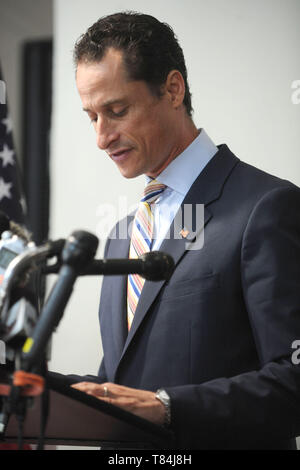 NEW YORK, NY - 16 juin : Anthony Weiner parle aux médias lors d'une conférence de presse . Marqué par les scandales, Rép. de New York Anthony Weiner a annoncé sa démission du Congrès le jeudi, en fait il a pris des photos obscènes par de lui-même, envoyé aux femmes en ligne et ensuite carrément menti sur après avoir été capturés. 'Je suis ici aujourd'hui pour m'excuser encore une fois pour les erreurs que j'ai faite et de l'embarras que j'ai causé, dit-il de la lecture d'une brève déclaration à Brooklyn. le 16 juin 2011 à New York. People : Anthony Weiner Banque D'Images