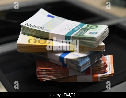 Garmisch Partenkirchen, en Allemagne. 10 mai, 2019. ILLUSTRATION - Billets sont déposés dans les paquets au guichet d'une succursale bancaire. Credit : Angelika Warmuth/dpa/Alamy Live News Banque D'Images