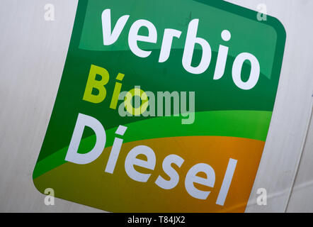 09 mai 2019, le Brandebourg, Schwedt/Oder : un "Verbis le biodiesel' autocollant est apposé sur un camion-citerne dans les locaux du Diesel Verbio Schwedt (prises au cours de la voyage de presse de l'Agence pour les énergies renouvelables). Photo : Monika Skolimowska/dpa-Zentralbild/dpa Banque D'Images