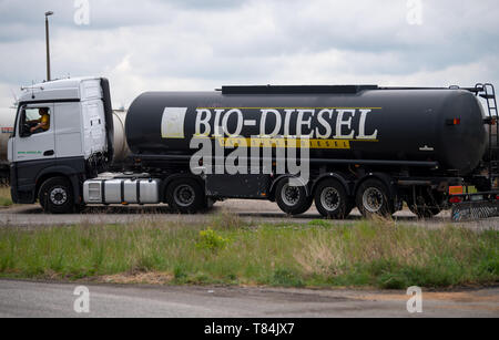 09 mai 2019, le Brandebourg, Schwedt/Oder : Un camion-citerne avec l'inscription Bio-Diesel attend en face de l'entrée sur le site de Diesel Verbio Schwedt, prises au cours de la voyage de presse de l'Agence pour les énergies renouvelables. Photo : Monika Skolimowska/dpa-Zentralbild/dpa Banque D'Images