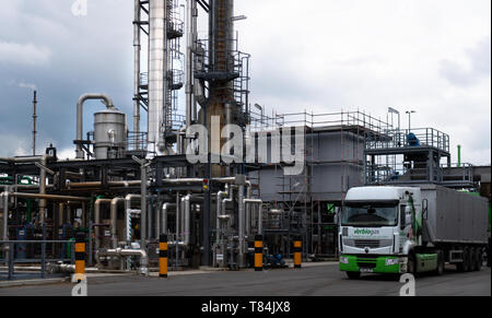 09 mai 2019, le Brandebourg, Schwedt/Oder : un camion avec l'inscription 'gaz Verbio' se trouve en face d'une usine d'éthanol dans les locaux de l'éthanol Verbio Schwedt GmbH & Co. KG, prises au cours de la voyage de presse de l'Agence pour les énergies renouvelables. Photo : Monika Skolimowska/dpa-Zentralbild/dpa Banque D'Images