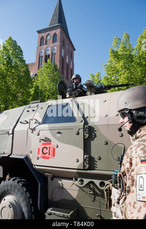 07 mai 2019, Mecklembourg-Poméranie-Occidentale, Pasewalk : En préparation de la mission des soldats de l'Panzergrenadierbrigade 41 '108' avec tous les véhicules de transport protection Dingo 2 et d'autres véhicules de l'Armée Fédérale Allemande pratiquent la sécurisation de convois de véhicules au cours de voyages en Afghanistan. Au début de la formation, deux patrouilles de véhicules blindés de dingos - environ 10 tonnes des Allschutz-Transportfahrzeuge (ATF) avec l'armement - traversé Pasewalk et ensuite sur la Bundesstraße 109 direction nord. Un exercice militaire de trois jours a commencé dans le Pasewa Banque D'Images