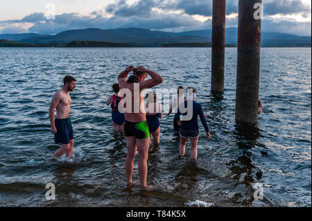 Bantry, West Cork, Irlande. Le 11 mai, 2019. Comme une alternative à la marche annuelle de ténèbres en lumière, qui amasse des fonds pour la maison, la Pietà de bienfaisance du suicide, un groupe d'amis de Bantry nager à la place. À partir de 5h30 ce matin, environ 25 personnes s'est rendu pour une baignade dans les eaux froides de la baie de Bantry dans le contexte d'un soleil levant. Credit : Andy Gibson/Alamy Live News. Banque D'Images